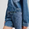 AVSLAPPNAD DENIMJACKA MED FRANSAR AVSLAPPNAD DENIMJACKA MED FRANSAR