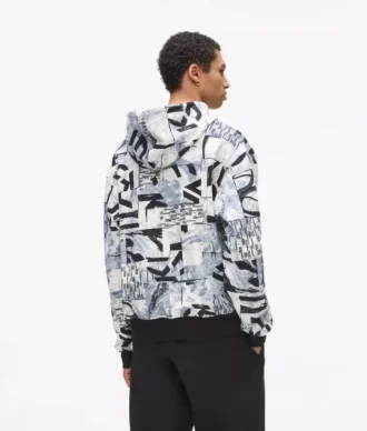 Avslappnad hoodie med monogram över hela plagget