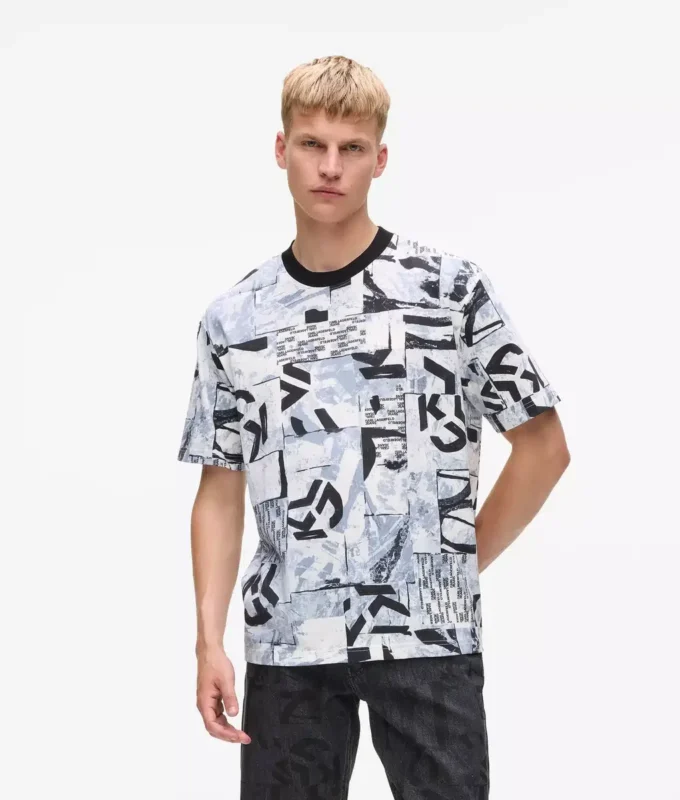 Avslappnad T-shirt med monogram över hela plagget Avslappnad T-shirt med monogram över hela plagget