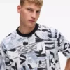Avslappnad T-shirt med monogram över hela plagget Avslappnad T-shirt med monogram över hela plagget