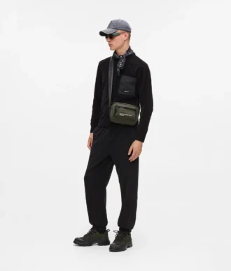 BELÄGGNAD CROSSBODY-VÄSKA