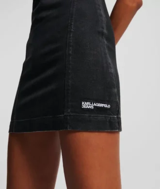BELÄGGNAD DENIMKLÄNNING