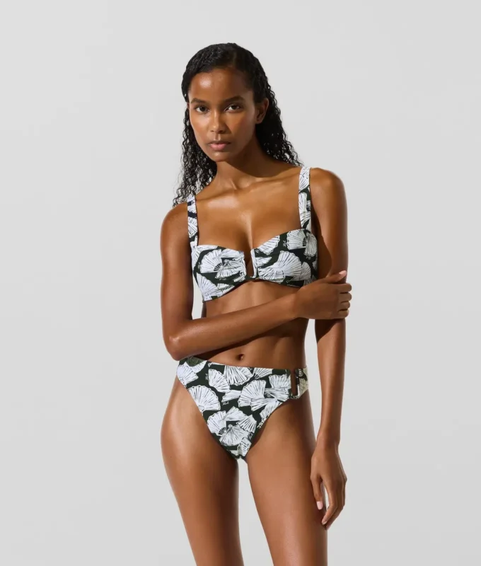 Bikinitrosor med fläktmönster Bikinitrosor med fläktmönster