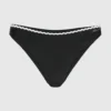 Bikinitrosor med skulpterad kant Bikinitrosor med skulpterad kant