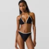 Bikinitrosor med skulpterad kant Bikinitrosor med skulpterad kant