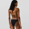 Bikinitrosor med skulpterad kant Bikinitrosor med skulpterad kant
