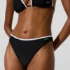 Bikinitrosor med skulpterad kant Bikinitrosor med skulpterad kant