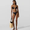 Bikinitrosor med skulpterad kant Bikinitrosor med skulpterad kant