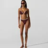 Bikinitrosor med skulpterad kant Bikinitrosor med skulpterad kant