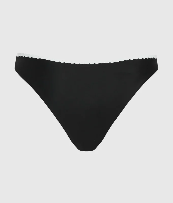Bikinitrosor med skulpterad kant Bikinitrosor med skulpterad kant