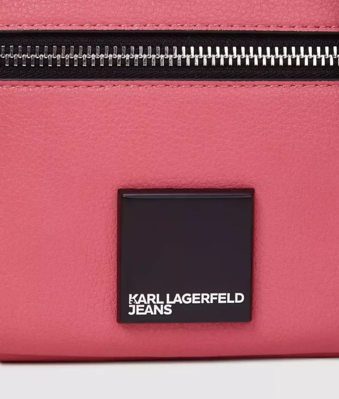 Crossbody-kameraväska med boxlogotyp Crossbody-kameraväska med boxlogotyp