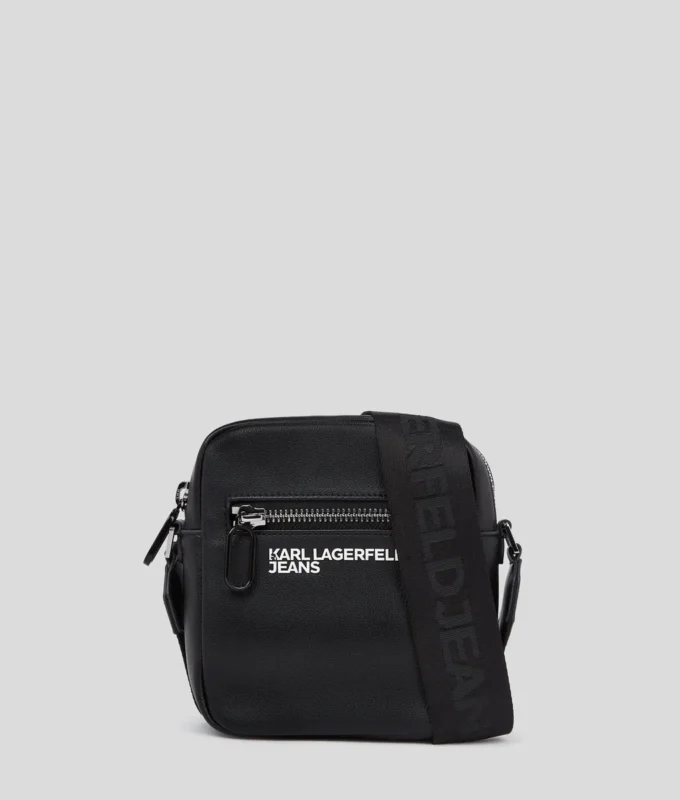 CROSSBODY-VÄSKA I KONSTLÄDER CROSSBODY-VÄSKA I KONSTLÄDER