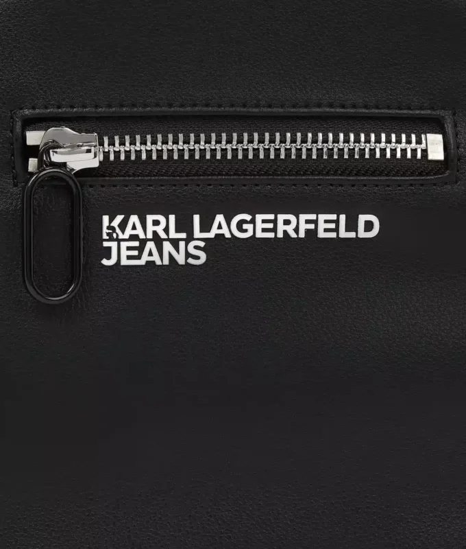 CROSSBODY-VÄSKA I KONSTLÄDER CROSSBODY-VÄSKA I KONSTLÄDER