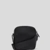 CROSSBODY-VÄSKA I KONSTLÄDER CROSSBODY-VÄSKA I KONSTLÄDER