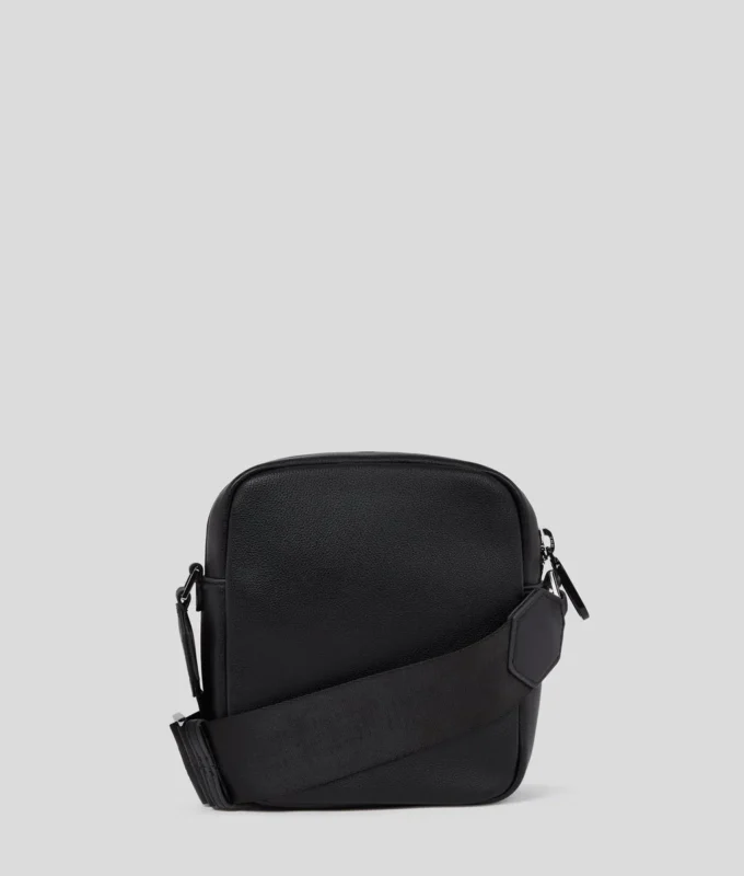 CROSSBODY-VÄSKA I KONSTLÄDER CROSSBODY-VÄSKA I KONSTLÄDER