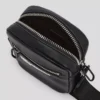 CROSSBODY-VÄSKA I KONSTLÄDER CROSSBODY-VÄSKA I KONSTLÄDER