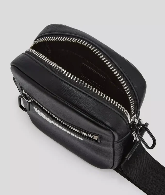CROSSBODY-VÄSKA I KONSTLÄDER CROSSBODY-VÄSKA I KONSTLÄDER