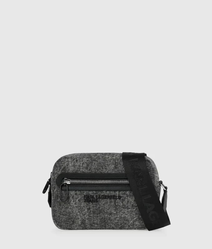 Crossbody-väska i tvättad denim Crossbody-väska i tvättad denim