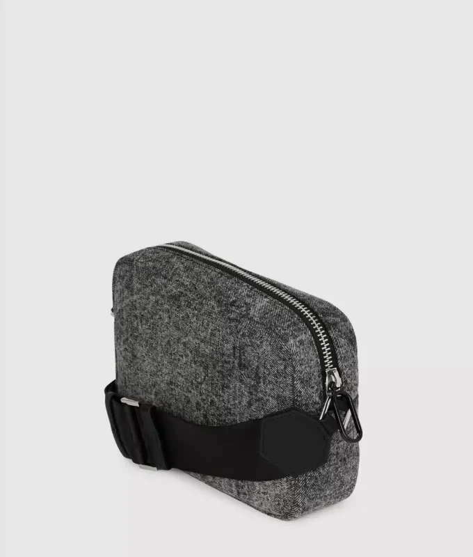Crossbody-väska i tvättad denim Crossbody-väska i tvättad denim