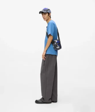 Crossbody-väska med graffititryck