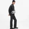 Crossbody-väska med grafiskt mönster över hela ytan Crossbody-väska med grafiskt mönster över hela ytan