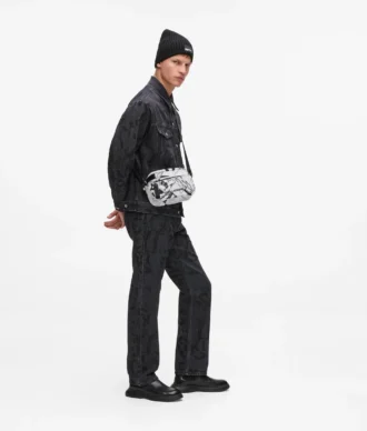Crossbody-väska med grafiskt mönster över hela ytan