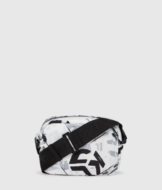 Crossbody-väska med grafiskt mönster över hela ytan Crossbody-väska med grafiskt mönster över hela ytan