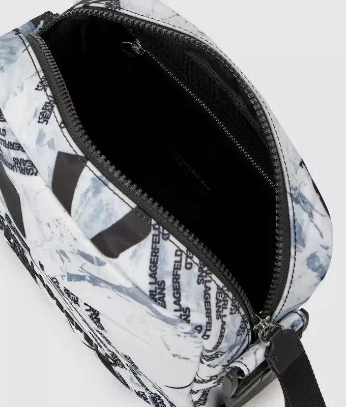 Crossbody-väska med grafiskt mönster över hela ytan Crossbody-väska med grafiskt mönster över hela ytan