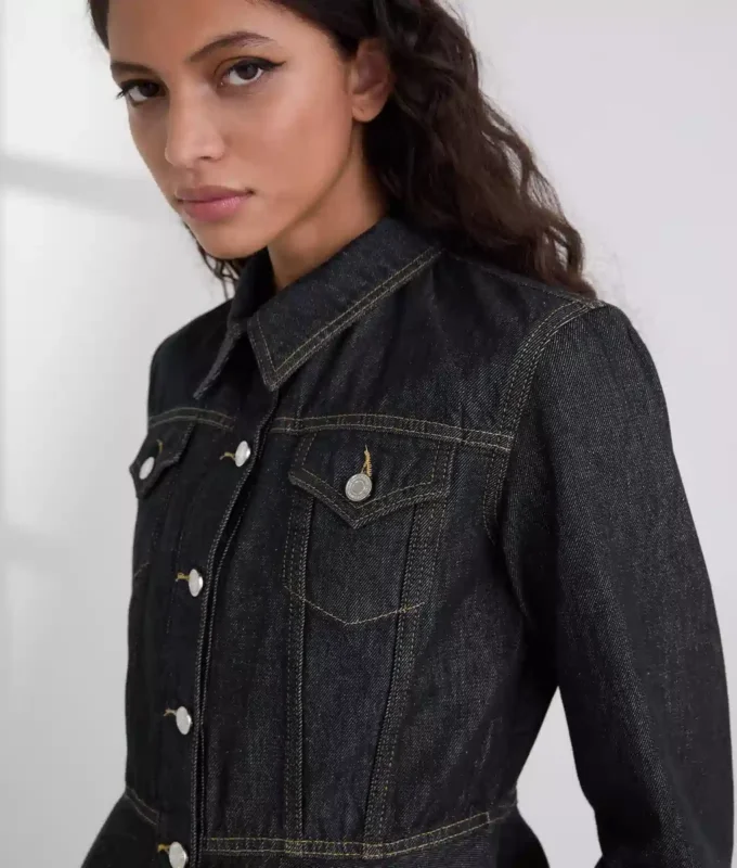 DENIMJACKA MED KONTRASTERANDE SÖMMAR DENIMJACKA MED KONTRASTERANDE SÖMMAR