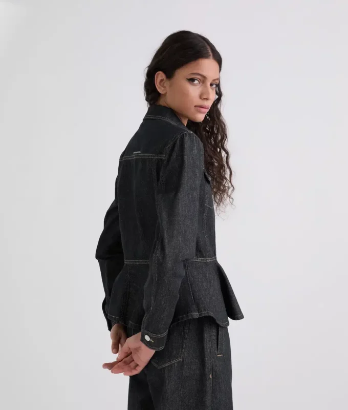 DENIMJACKA MED KONTRASTERANDE SÖMMAR DENIMJACKA MED KONTRASTERANDE SÖMMAR