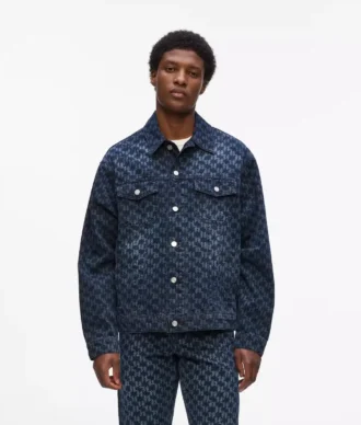 Denimjacka med monogramtryck över hela plagget