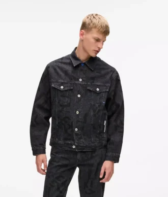 Denimjacka med monogramtryck över hela plagget