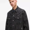 Denimjacka med monogramtryck över hela plagget Denimjacka med monogramtryck över hela plagget