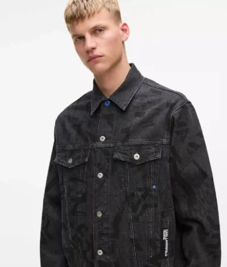 Denimjacka med monogramtryck över hela plagget