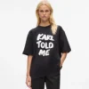 Exklusiv avslappnad T-shirt med texten ”Karl told me” Exklusiv avslappnad T-shirt med texten ”Karl told me”