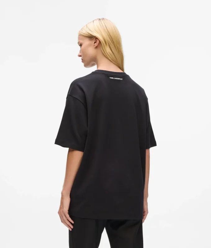 Exklusiv avslappnad T-shirt med texten ”Karl told me” Exklusiv avslappnad T-shirt med texten ”Karl told me”