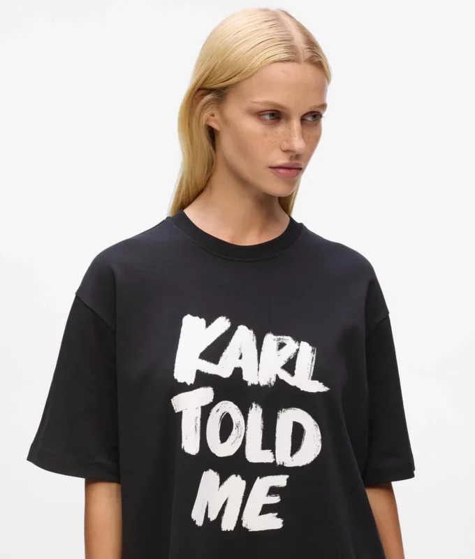 Exklusiv avslappnad T-shirt med texten ”Karl told me” Exklusiv avslappnad T-shirt med texten ”Karl told me”
