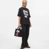 Exklusiv avslappnad T-shirt med texten ”Karl told me” Exklusiv avslappnad T-shirt med texten ”Karl told me”