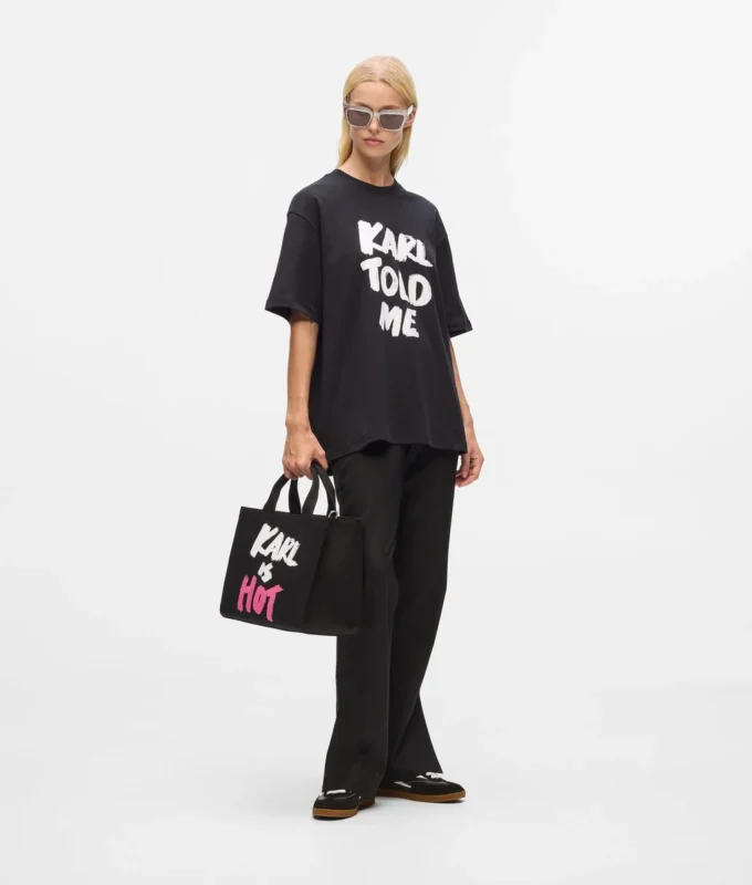 Exklusiv avslappnad T-shirt med texten ”Karl told me” Exklusiv avslappnad T-shirt med texten ”Karl told me”