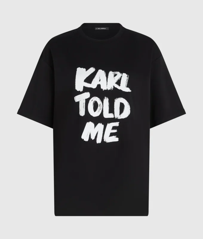 Exklusiv avslappnad T-shirt med texten ”Karl told me” Exklusiv avslappnad T-shirt med texten ”Karl told me”