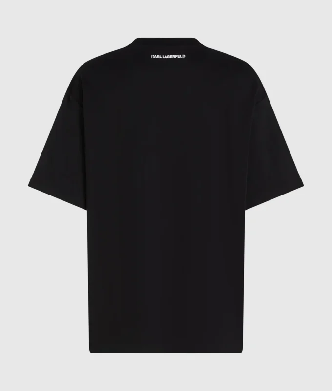 Exklusiv avslappnad T-shirt med texten ”Karl told me” Exklusiv avslappnad T-shirt med texten ”Karl told me”