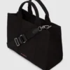 Exklusiv medelstor totebag med texten ”Karl is hot” Exklusiv medelstor totebag med texten ”Karl is hot”