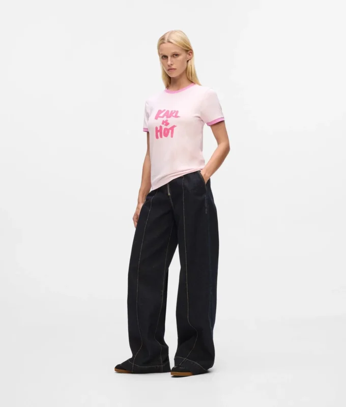 Exklusiv T-shirt med texten ”Karl is hot” Exklusiv T-shirt med texten ”Karl is hot”