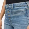 Högmidjade utsvängda jeans Högmidjade utsvängda jeans