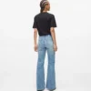 Högmidjade utsvängda jeans Högmidjade utsvängda jeans