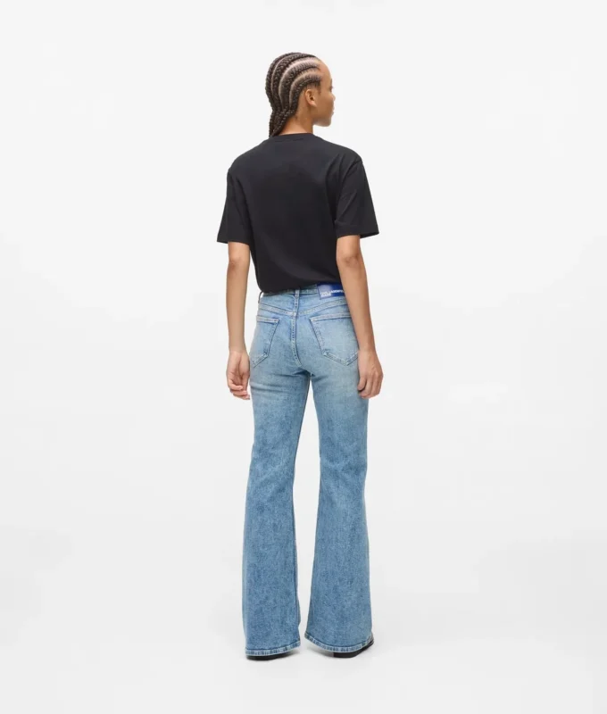 Högmidjade utsvängda jeans Högmidjade utsvängda jeans