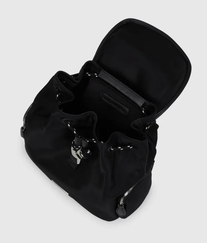 Ikon liten ryggsäck i nylon med lock Ikon liten ryggsäck i nylon med lock