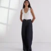 JEANS MED KONTRASTERANDE SÖMMAR OCH VID BEN JEANS MED KONTRASTERANDE SÖMMAR OCH VID BEN