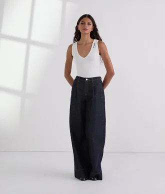 JEANS MED KONTRASTERANDE SÖMMAR OCH VID BEN JEANS MED KONTRASTERANDE SÖMMAR OCH VID BEN