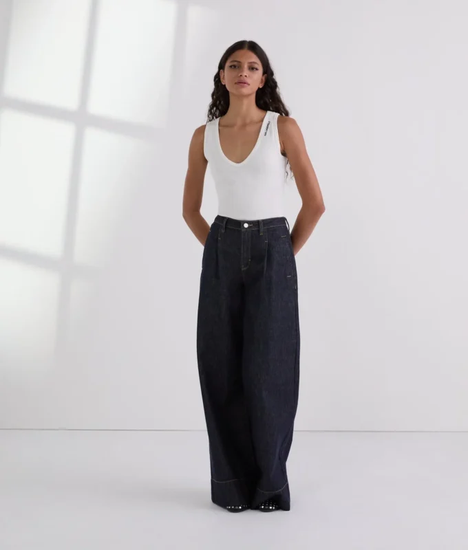 JEANS MED KONTRASTERANDE SÖMMAR OCH VID BEN JEANS MED KONTRASTERANDE SÖMMAR OCH VID BEN